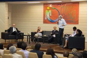 O jornalista Ancelmo Gois abriu o debate questionando a privatização da segurança (Foto: Brunno Dantas/TJRJ)