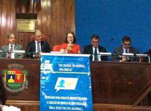 A juíza auxiliar da CGJ, Regina Lúcia Chuquer de Almeida Costa de Castro Lima, representando o TJRJ, no Seminário com os demais membros que compuseram a mesa. (Foto: Divulgação/CGJ)