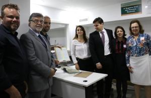 A juíza auxiliar da Corregedoria, Regina Chuquer, à direita da foto, com representantes do Detran- RJ e da Arpen-RJ, durante a emissão da primeira certidão de nascimento com RG e CPF do país.