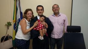 No colo do juiz Sergio Luiz Ribeiro de Souza, Alice, agora, é oficialmente filha de Luciana e Thiago