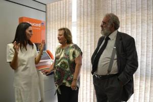 A Diretora Jurídica do Banco Itaú, Claudia Politanski, a Presidente do TJERJ, Des. Leila Mariano, e o Corregedor-Geral da Justiça, Des. Valmir de Oliveira Silva conferem o funcionamento do totem.