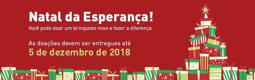 Cartaz com fundo na cor vermelha, desenho de uma árvore de Natal no canto inferior direito, e as inscrições: Natal da esperança! Para levar alegria às crianças e adolescentes que estão internados nas unidades da Secretaria de Estado de Saúde durante o período natalino, estamos promovendo uma rede de solidariedade em que você pode doar um brinquedo novo e fazer a diferença. Os brinquedos doados não devem ser de pelúcia, não conter peças pequenas, que podem se desprender facilmente ou fazer alusão a qualquer tipo de violência. O objetivo é garantir a segurança dos pequenos pacientes. As doações devem ser entregues no período de 01 de novembro a 05 de dezembro de 2018, nos endereços abaixo: Entradas principais dos prédios do Complexo Judiciário da Capital: entradas da Avenida Presidente Antônio Carlos e da Rua Dom Manuel (Lâminas I, II, III, IV, V, EMERJ e Centro Administrativo). Na extremidade inferior, estão as logomarcas do PJERJ, do DEAPE, da Secretaria de Saúde, da Conexão Saúde RJ e da HUMANIZARJ