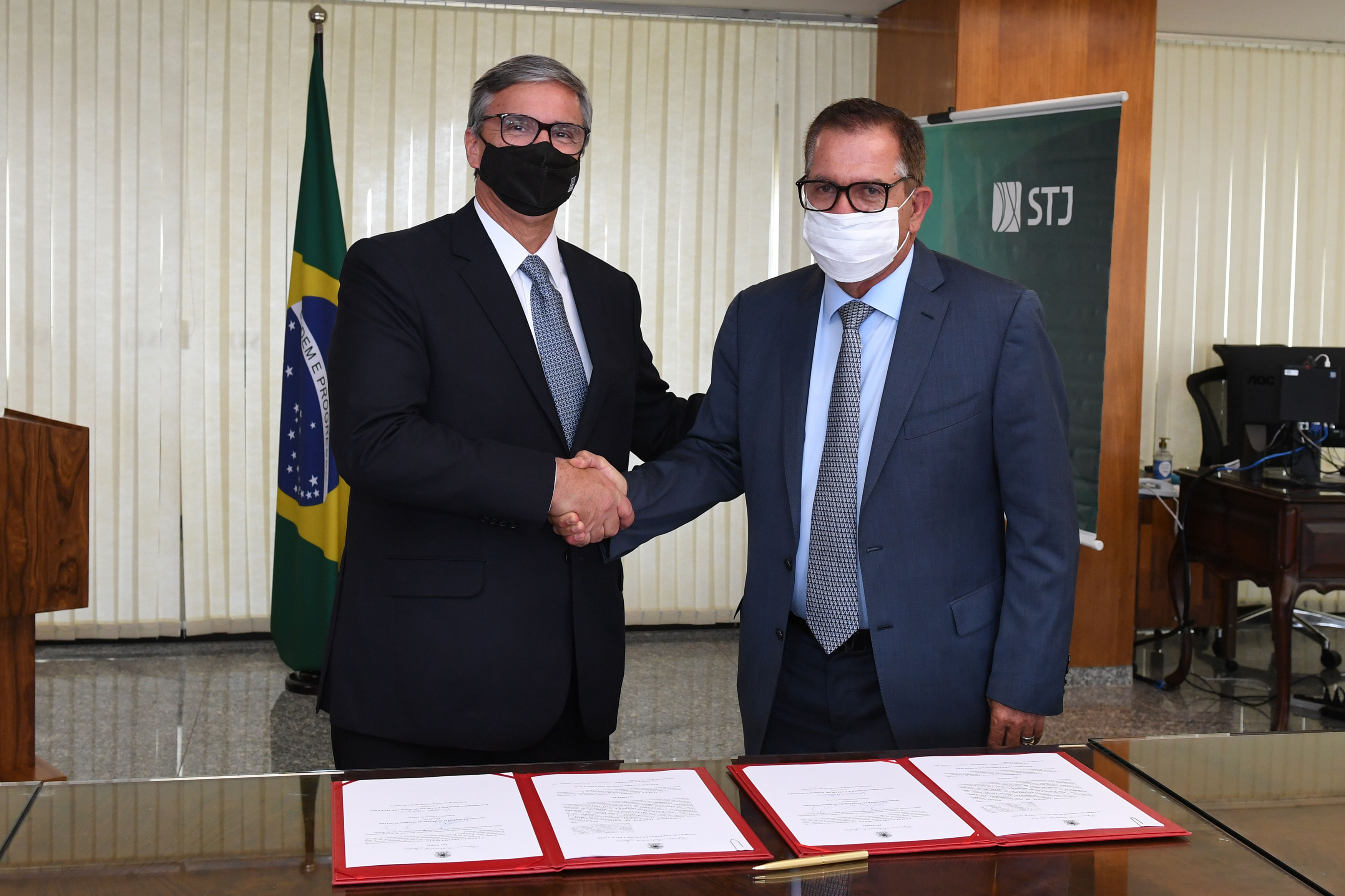 presidente do tribunal de justiça do rio desembargador henrique carlos de andrade figueira cumprimenta o presidente do stj octavio noronha o presidente do superior tribunal de justiça or