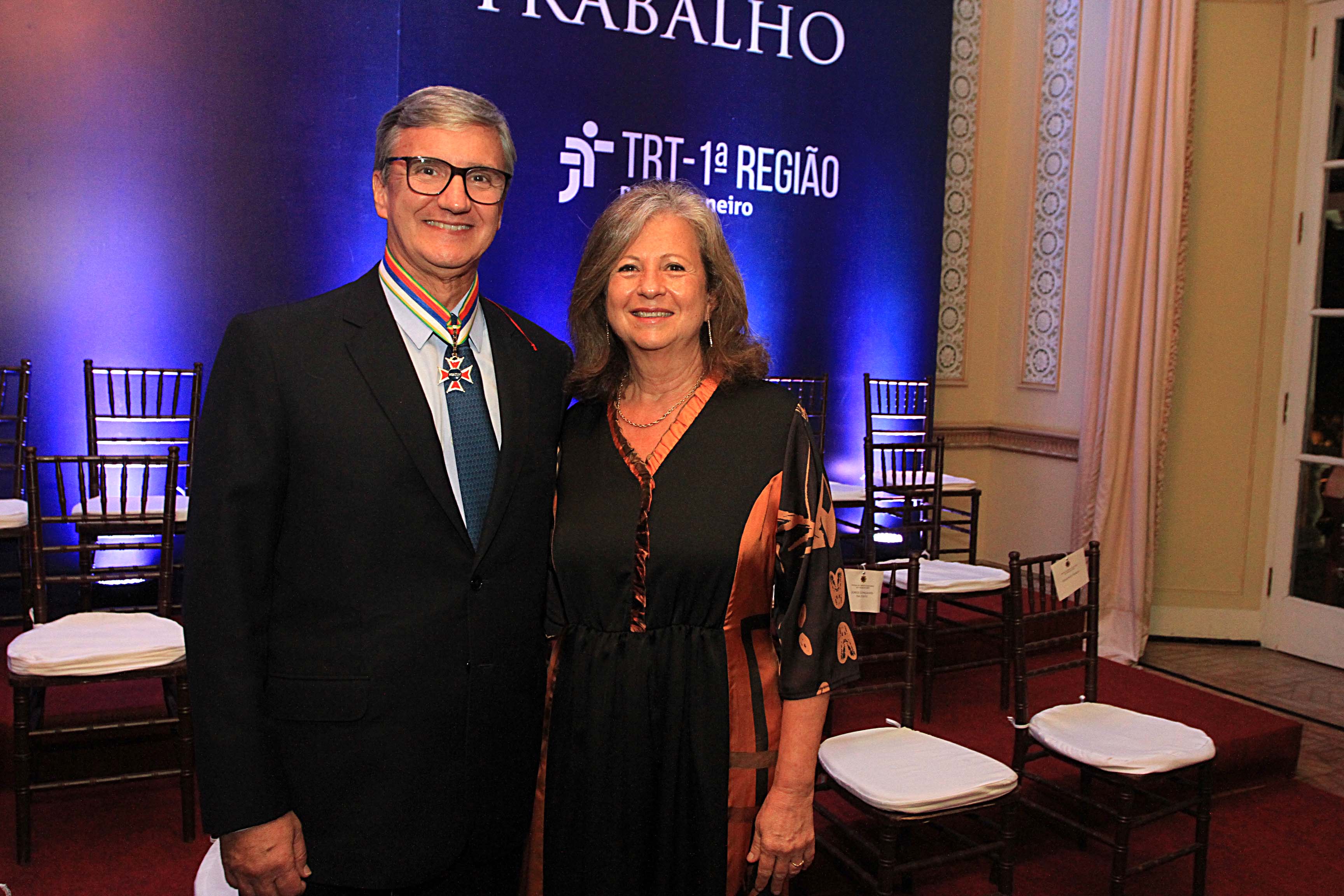 Foto posada. Da esquerda para direita de pé: presidente do TJRJ, desembargador Henrique Carlos de Andrade Figueira, e presidente do TRT da 1ª Região, desembargadora Edith Maria Corrêa Tourinho