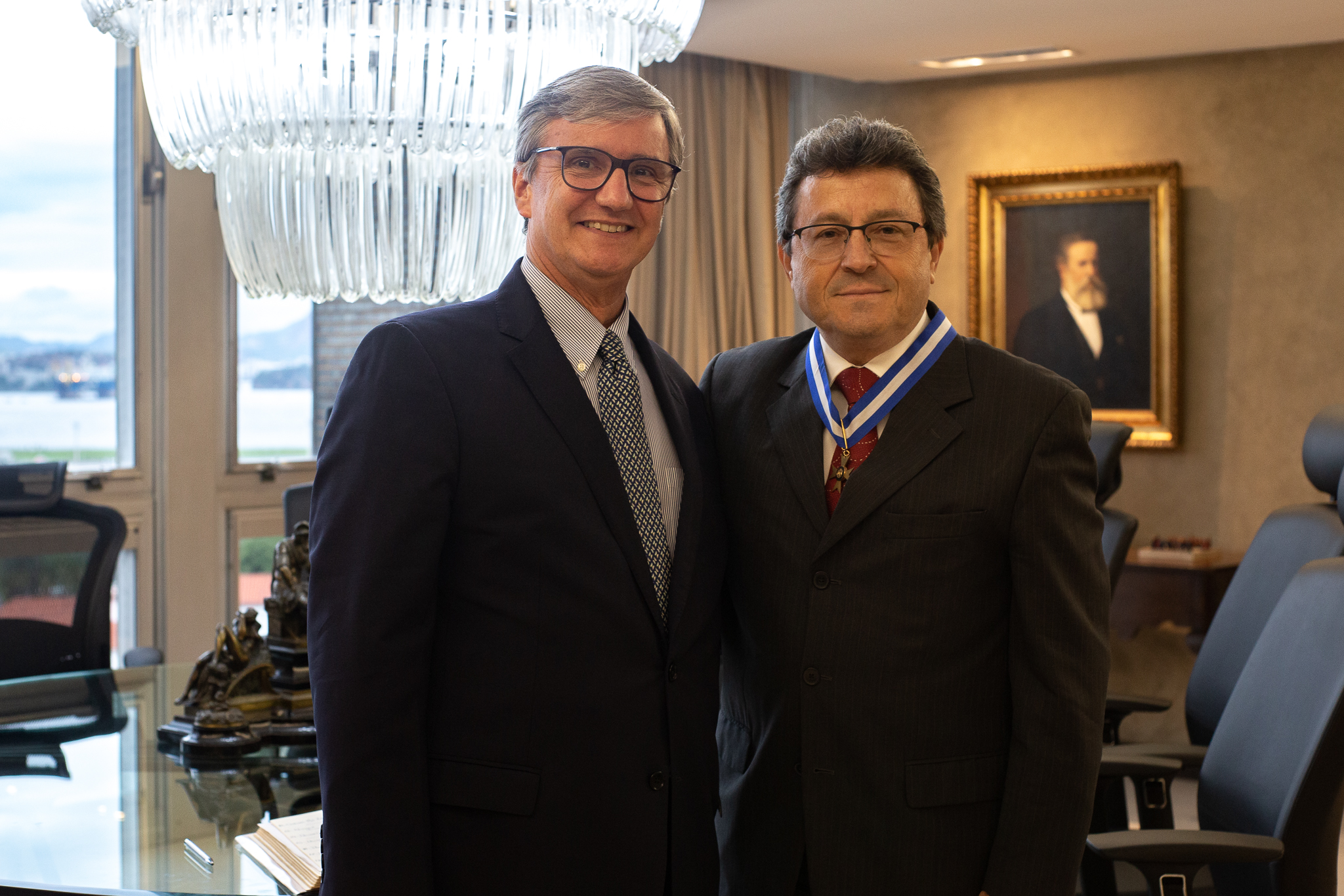 Foto posada no gabinete da presidência do TJRJ. Da esquerda para direita: desembargadores Henrique Carlos de Andrade Figueira e João Batista Damasceno 