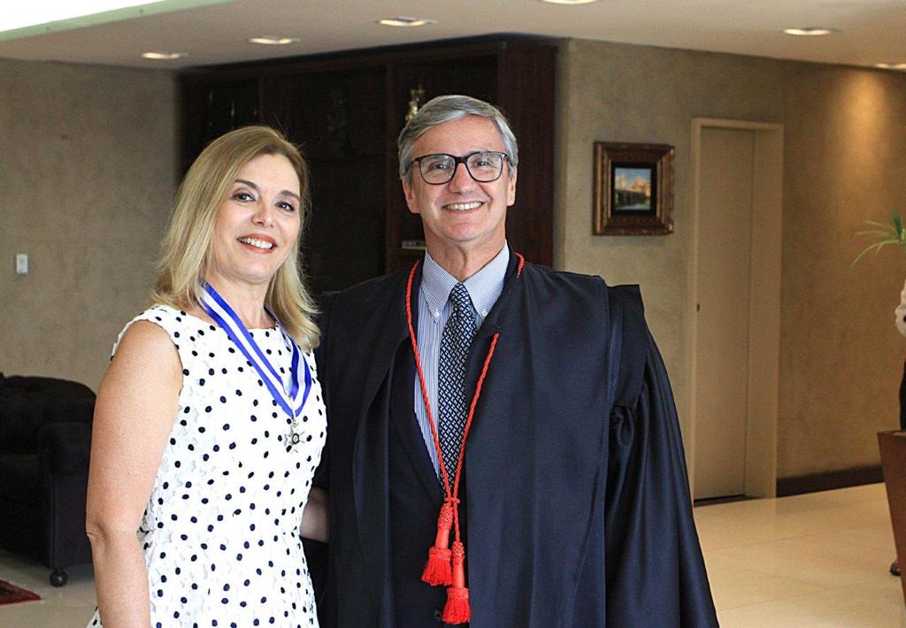 Foto posada o gabinete da presidência do TJRJ. Da esquerda para direita: desembargadora Fernanda Fernandes e desembargador Henrique Carlos de Andrade Figueira 