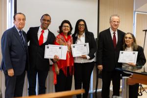 Des. Bernadino Leituga, Luiz Claudio Luciano de Lima, corista, Carol Murta Ribeiro, ex-presidente da ABATERJ, Gisele Ribeiro de Moraes, corista, Welington Benedito Alves Ferreira, maestro regente do coral, Selma Kebian, corista