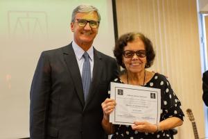 Des. Henrique Figueira, pres. do TJRJ, Marlene de Andrade Oliveira, corista fundadora do coral