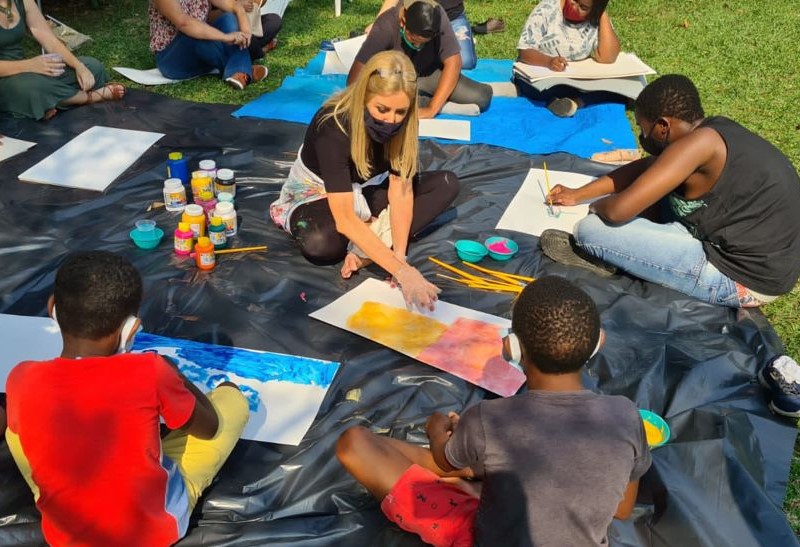 A artista plástica Isabela Francisco desenha com adolescentes abrigados das comarcas de Mendes e Paulo de Frontin