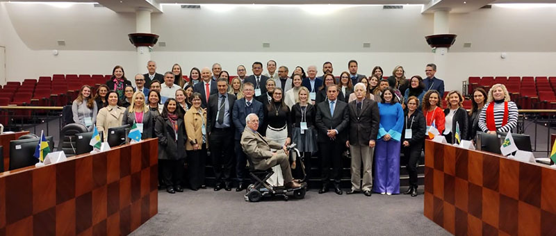 Foto: A coordenadora da Cejai/TJRJ, desembargadora Ana Maria Pereira de Oliveira, e a secretária executiva Ludmilla de Azevedo Carvalho com os demais participantes do encontro no Rio Grande do Sul